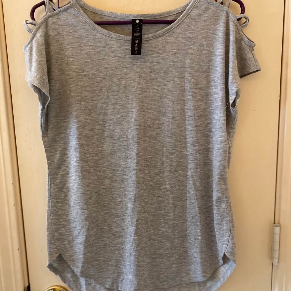 grey tee shirt